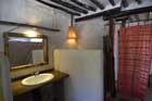Das Badezimmer mit Dusche, WC, und fliessendem heissen Wasser